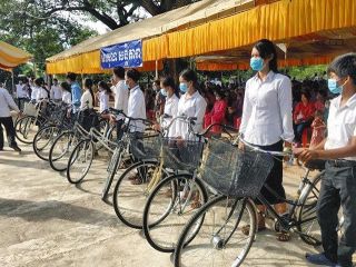 港区からカンボジアに贈られた放置自転車