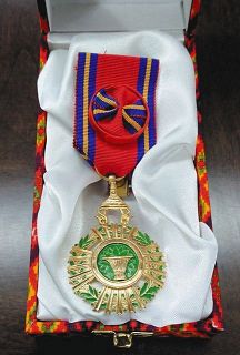 カンボジアから区に届いた勲章＝いずれも区提供