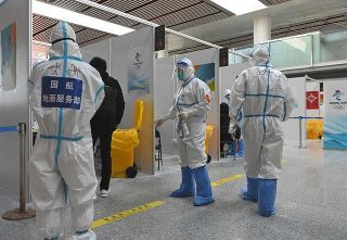 防護服姿の職員が出迎え、ロボットが清掃や配膳…東京五輪よりはるかに厳格な北京の「バブル」
