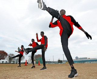 前橋市の王山運動場でアップする南スーダンの陸上選手たち
