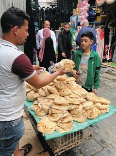 エジプトで小麦値上がり市民生活圧迫　世界最大の輸入国　ウクライナとロシアに8割依存