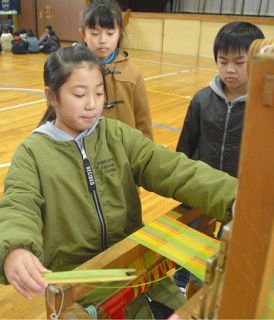 伝統工芸「桐生織」　太田の小学校で児童９８人が体験