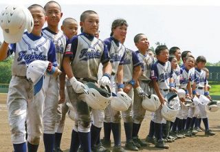 比企野球少年団に敗れ、スタンドにあいさつする藤岡学童クラブの選手たち