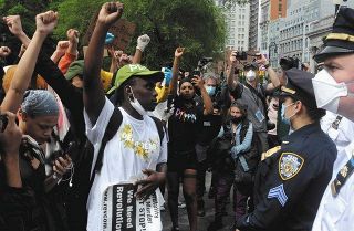 白人警官に首を押しつけられ黒人男性死亡　全米で抗議