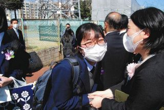 マスク姿で巣立つ　昭島の中学校で卒業式