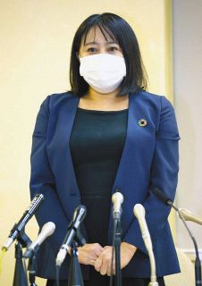 無免許運転による人身事故を巡る記者会見で、謝罪した木下富美子氏