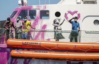 バンクシー、私財で地中海の難民救助　ピンクの船に「風船と少女」新バージョン