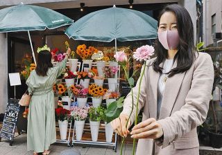 規格外の花を１本１００円で販売している「hanane」＝東京都港区虎ノ門で 
