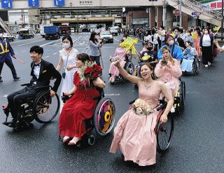 障害に関係なく練り歩く　墨田で１４０人パレード