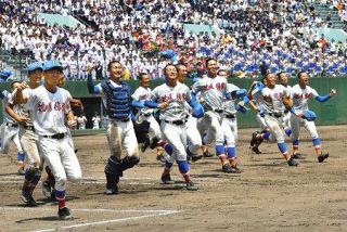 ＜夏の高校野球＞徳栄５連覇「花咲く」　小刻み加点、山村学園を圧倒