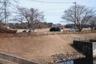 今年3月上旬、宮城県七ケ浜町で、復旧が終わった池の土手＝リファットさん提供