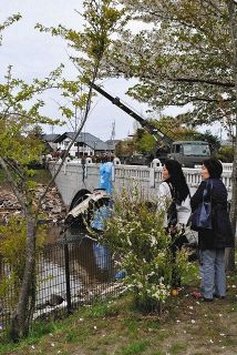 2011年5月、宮城県七ケ浜町で、川のがれきを撤去する現場＝リファットさん提供
