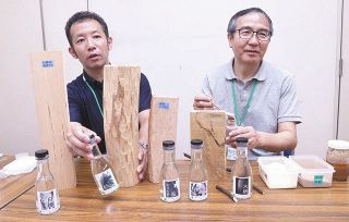 木から酒を造る研究チームの大塚祐一郎さん（左）と野尻昌信さん＝茨城県つくば市の森林総合研究所で
