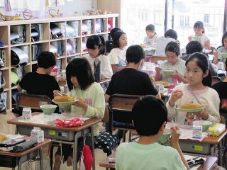 ＜新型コロナ＞熊谷知事が対面給食など視察　習志野の小学校訪問　「活動、着実に取り戻している」