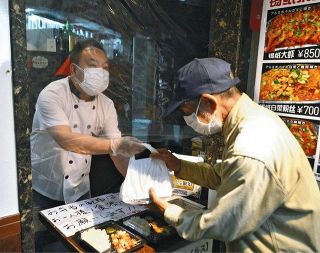 ＜新型コロナ＞無償弁当　日本人への感謝　「苦しい時、助けられた」中華料理店主李さんが提供