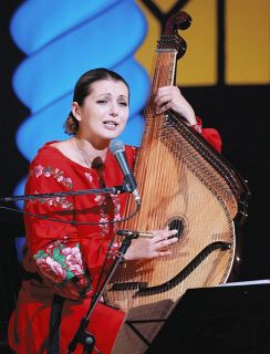 「ずっと自由、ずっと安全、ずっと平和で…」　終戦記念日に響くウクライナの民族楽器バンドゥーラの調べ