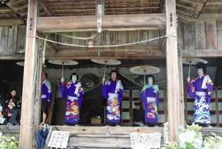 ＜秩父点描＞あじさいと歌舞伎が競演　小鹿野の祭りで男女５人披露