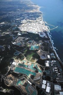 中間貯蔵施設の敷地は東京電力福島第一原発（上）に接している。上空からは分別や容積を減らす施設の白い屋根が見える＝２０２０年１０月２１日、本社ヘリ「おおづる」から