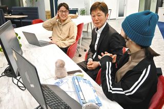 「シニア・インターン」横浜のIT企業が導入　昭和、平成の技術者貴重　生き生き働く姿　若い世代の励ましに