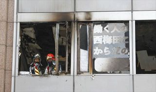 火災が起きた大阪市北区のビル＝１７日午前（共同）