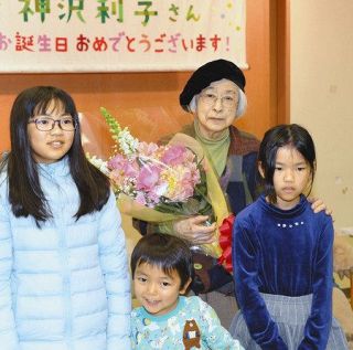 児童文学作家「くまの子ウーフ」著者・神沢利子さん　三鷹図書館で９６歳の誕生会
