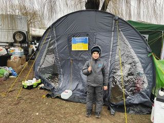ウクライナ西部リビウで3月8日、避難所でマリーナさんと落ち合ったダニエル君＝マリーナさん提供