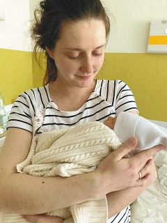 3月25日、ワルシャワ医科大臨床センターで、21日に生まれたばかりのミヤちゃんを抱くロズビツカさん
