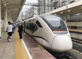 ５月中旬、中国四川省成都の成都西駅で、すでに開通した「川蔵鉄路」の一部区間（成都西－雅安）を走る「天府号」に乗る乗客ら