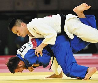パラリンピック東京大会の柔道男子６６キロ級３位決定戦でジョージアの選手（下）を攻める瀬戸勇次郎。パリ大会では、階級の変更を余儀なくされる