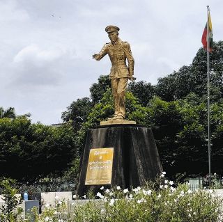 「ミャンマー独立の父」アウンサン将軍の銅像が続々撤去され、スーチー氏派は非難　親軍政権側の言い分は