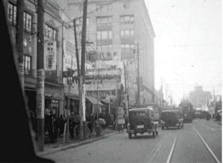 新宿駅前。左の建物は三越百貨店。正面奥が、スタジオアルタのビル（現新宿ダイビル）の場所にあった「二幸」（食品店）。１９３１年撮影