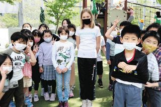 「1年かけて日本語話せるようになりたい」　ウクライナから避難した姉弟が千代田区の小学校で新生活