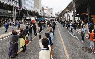 聖火リレー開始後初の週末に多くの人出　「山の神」も走った福島最終日　次は栃木へ