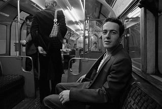 地下鉄のジョー・ストラマー（1981）彼は言った「撮りたいものは撮れ。それがパンクだ」＜一枚のものがたり＞ハービー・山口