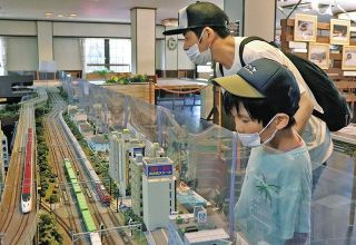 精緻なＮゲージ　伊豆で「快走」　埼玉の愛好家が製作、寄贈　思い出の鉄道風景を再現