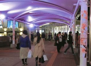 ＪＲ町田駅前が桜色に　にぎわい創出へ、市などがライトアップ