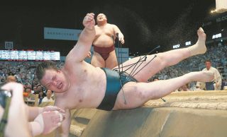 安青錦、左足に受難続きでも白星、首位に踏みとどまる　豊昇龍は会心400勝目　名古屋場所8日目