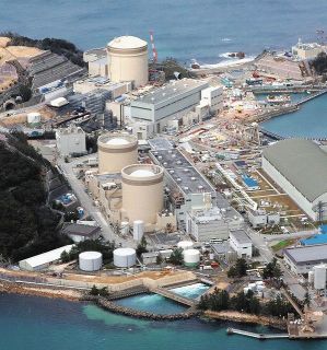 関西電力美浜原発。手前から廃炉が進む1号機と2号機、3号機は2021年1月に再稼働させる工程が示されている＝福井県・敦賀半島で、本社ヘリ「まなづる」から