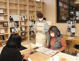 柳美里さんとの出会いが19歳の運命を変えた　演劇が縁で震災と向き合うカフェ店員