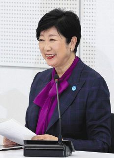 オンラインで開かれた全国知事会で、笑顔を見せる東京都の小池百合子知事＝２１日、東京都庁で