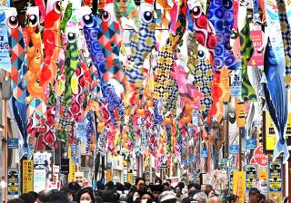 来い　のぼれ　中野サンモール商店街のこいのぼり