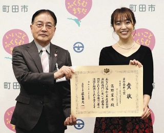 「町田が拠点」女優の高野さん笑顔　文化庁芸術祭賞新人賞受賞を市長に報告