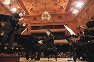 第１８回ショパン国際ピアノ・コンクールの本選で演奏する反田恭平さん＝１８日、ポーランド・ワルシャワⒸＷｏｊｃｉｅｃｈ　Ｇｒｚｅｄｚｉｎｓｋｉ／Ｄａｒｅｋ　Ｇｏｌｉｋ（ＮＩＦＣ）