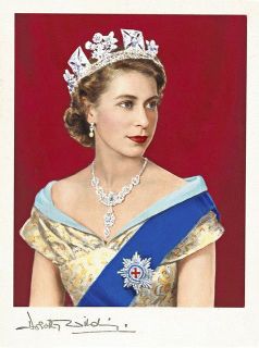 ＜王室ファッション裏話＞（５）エリザベス２世　統合の象徴　輝く王冠