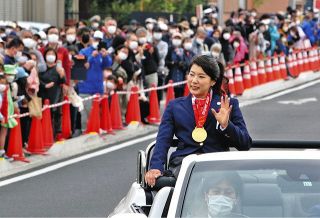 北京パラリンピックで金3個、銀1個の村岡選手　出身地・深谷でパレード　市民ら祝福