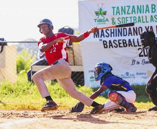 昨年、タンザニア甲子園大会の決勝でプレーする選手＝タンザニア・ダルエスサラームで（アフリカ野球・ソフト振興機構提供）
