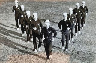 １９６８年１月７日、自衛隊体育学校の仲間と五輪勝利を願ってＶ字に並ぶ円谷（中央）。２日後に遺体で見つかった＝白倉和義さん提供