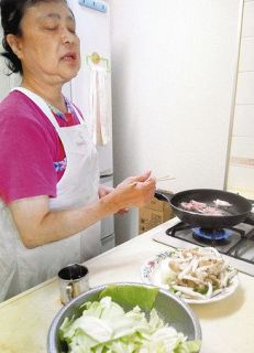 見えずとも「自分の味」　視覚障害・江東の山本さん、ＵＤ調理家電を体験