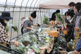 さいたまを有機野菜の街に　市近郊若手農家ら、グループ結成　「マルシェ」で販売