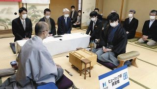 棋士の和服に重なる思いは　藤井聡太七段がタイトル戦で見せた羽織袴